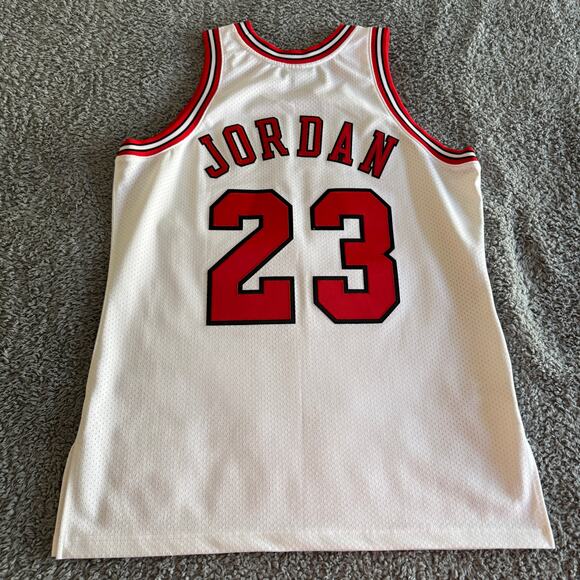 Authentic Mitchell & Ness NBA Chicago Bulls Michael Jordan 96 Finals Jersey 44-L - Picture 9 of 13